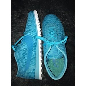 WOMEN’S TURQUOISE NIKES